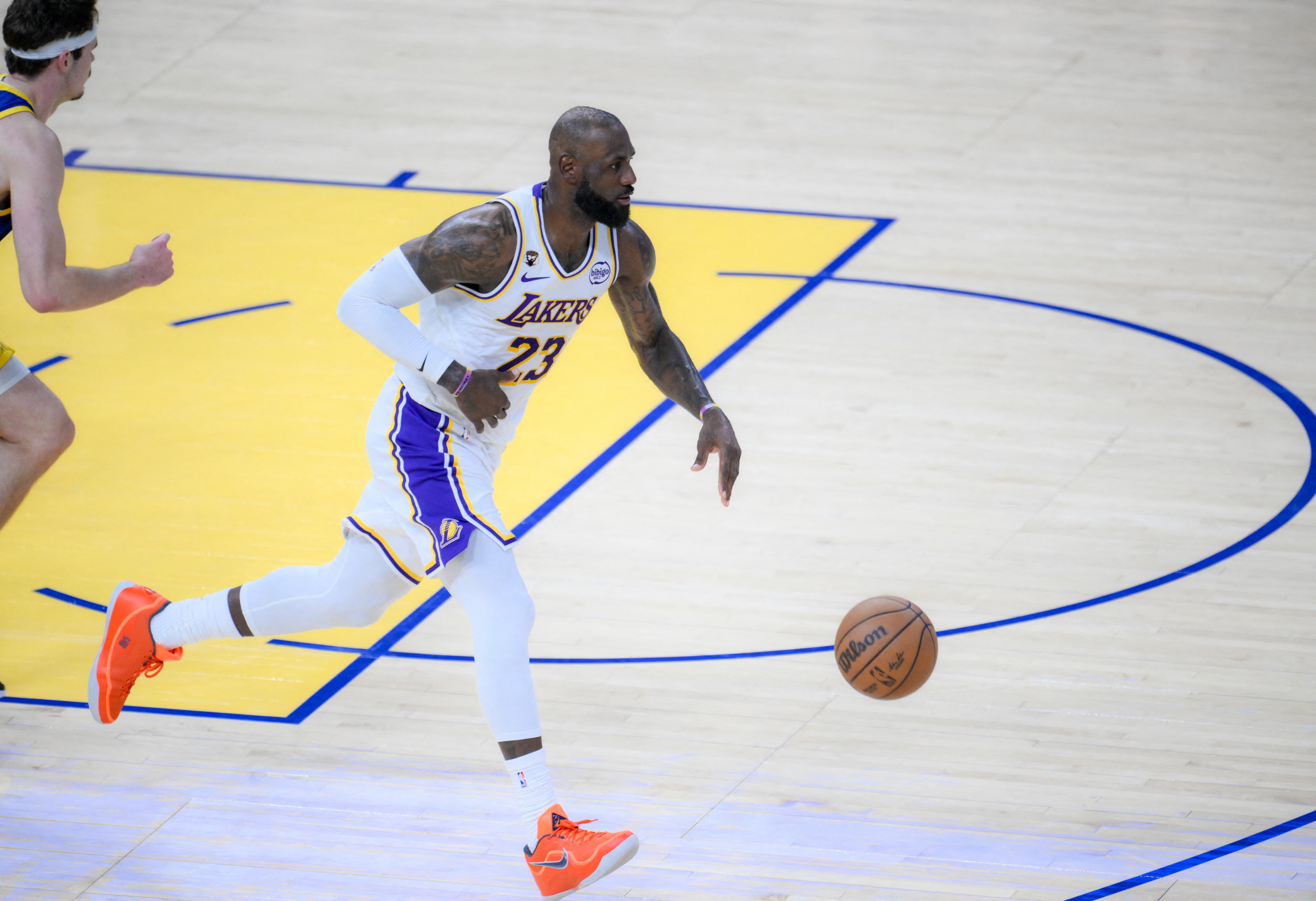 kaiyun中心-美记：提议LBJ模仿霉霉“时代巡回退役巡演” 和每支队签一周合同